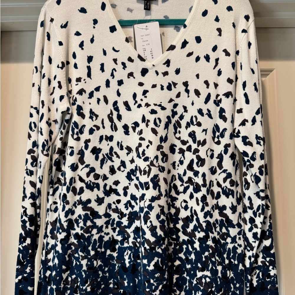 MARBLE V-Neck Sweater in White and Navy